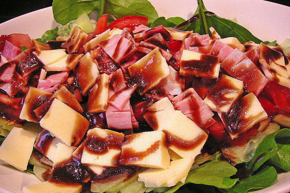 Rucolaplatte mit Tomaten und Gurken mit Balsamicodressing Rucolaplatte mit Tomaten und Gurken mit Balsamicodressing