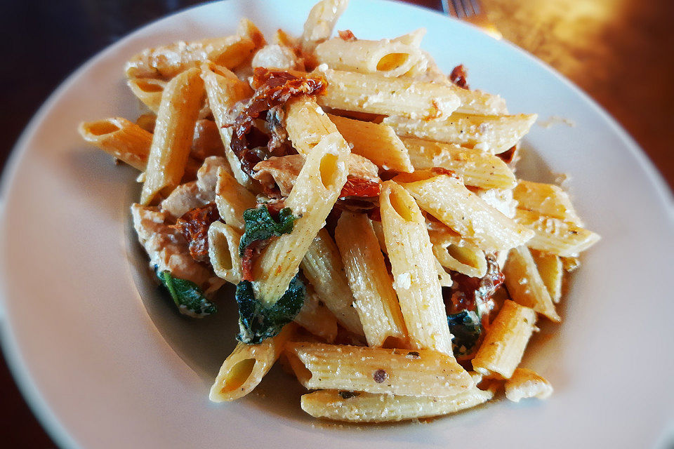 Pasta mit Salbei, getrockneten Tomaten und Feta