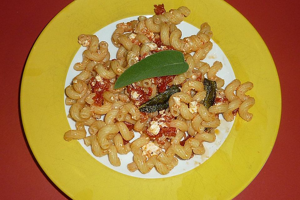 Pasta mit Salbei, getrockneten Tomaten und Feta