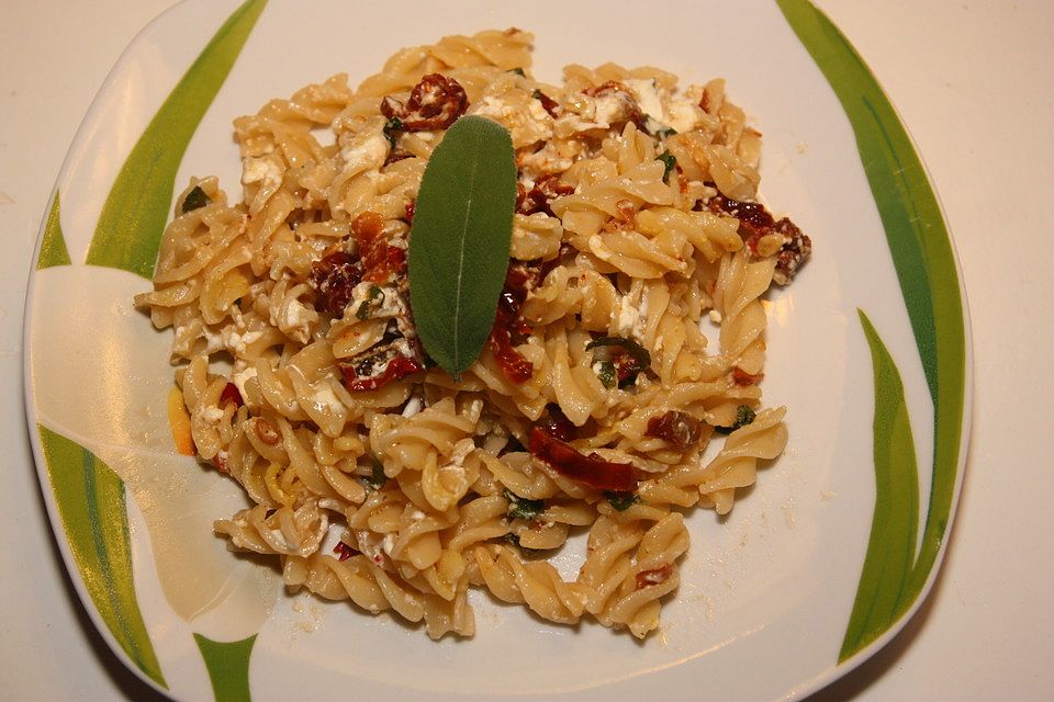 Pasta mit Salbei, getrockneten Tomaten und Feta