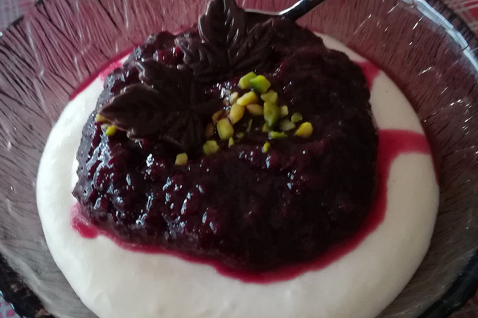 Buttermilchcreme mit roter Grütze