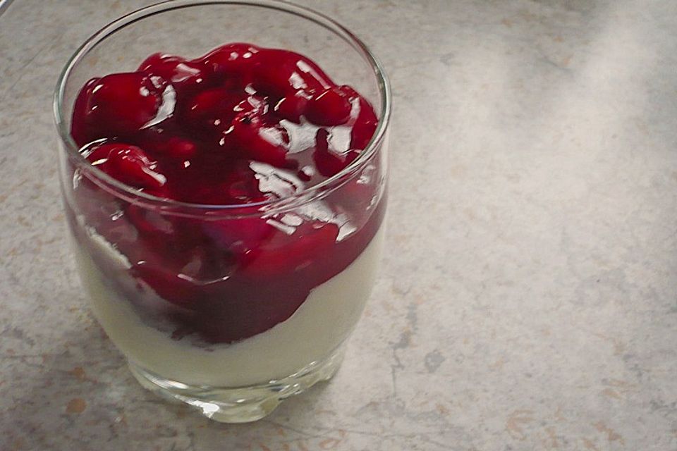 Buttermilchcreme mit roter Grütze