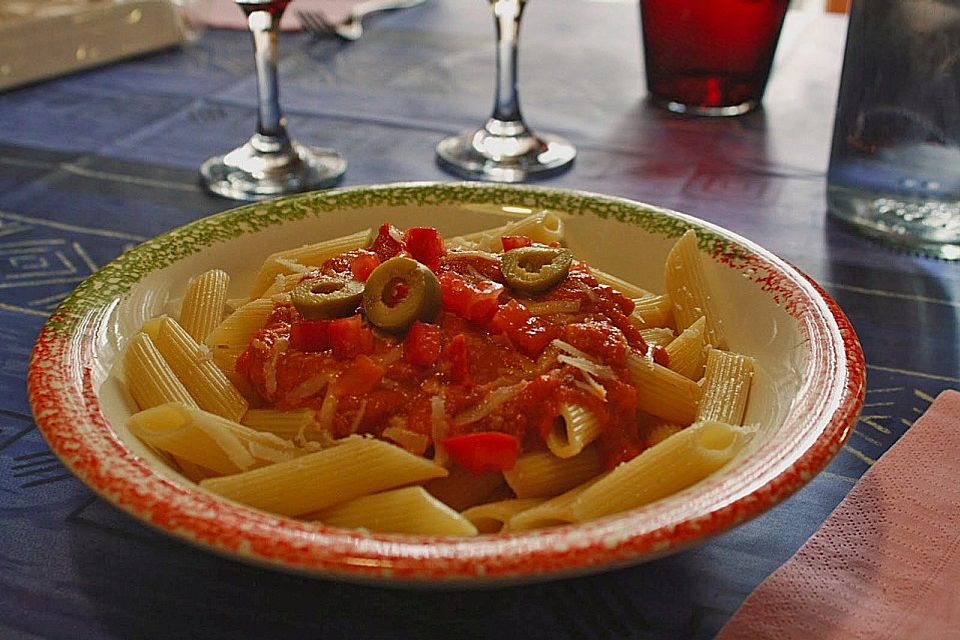 Vollkorn-Penne mit Tomaten-Olivensauce