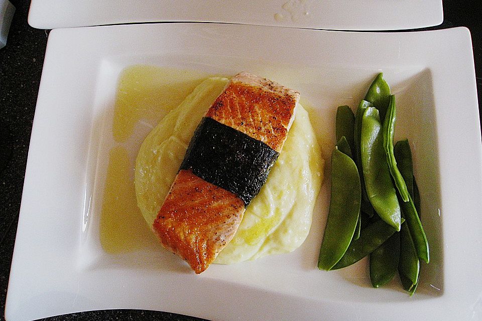 Lachs im Noriblatt mit Wasabipüree und Zuckerschoten