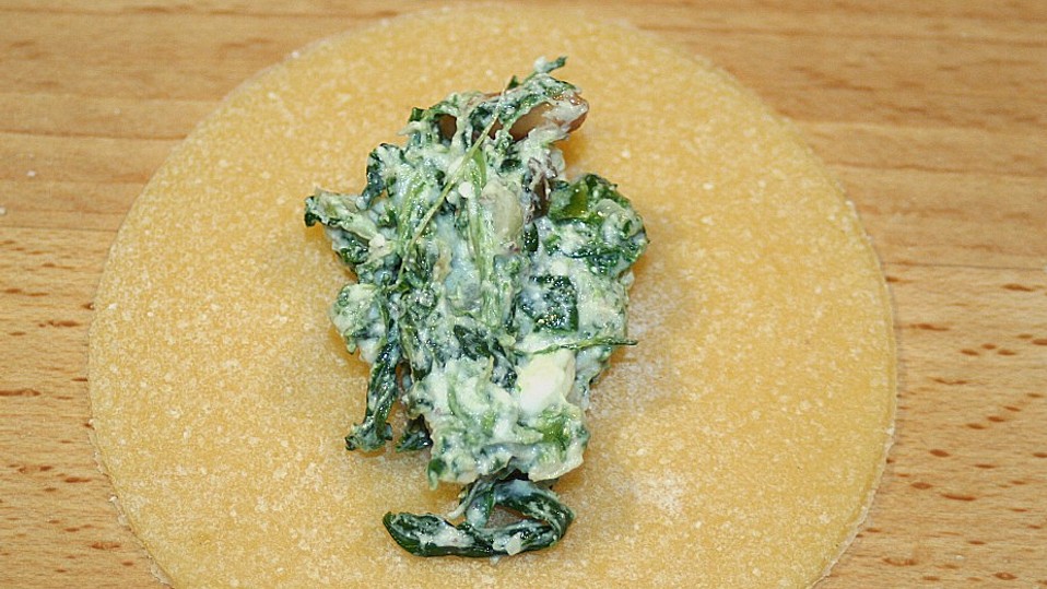 Ravioli mit Spinat-, Feta- und Ricottafüllung auf Ratatouille von ...