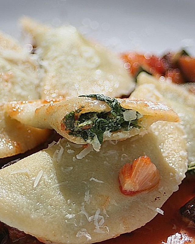 Ravioli mit Spinat-, Feta- und Ricottafüllung auf Ratatouille