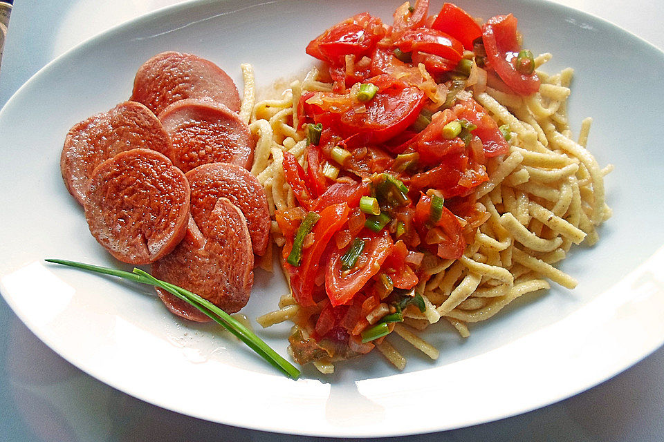 Spaghetti mit gebratener Geflügelwurst, Ei und Zwiebel