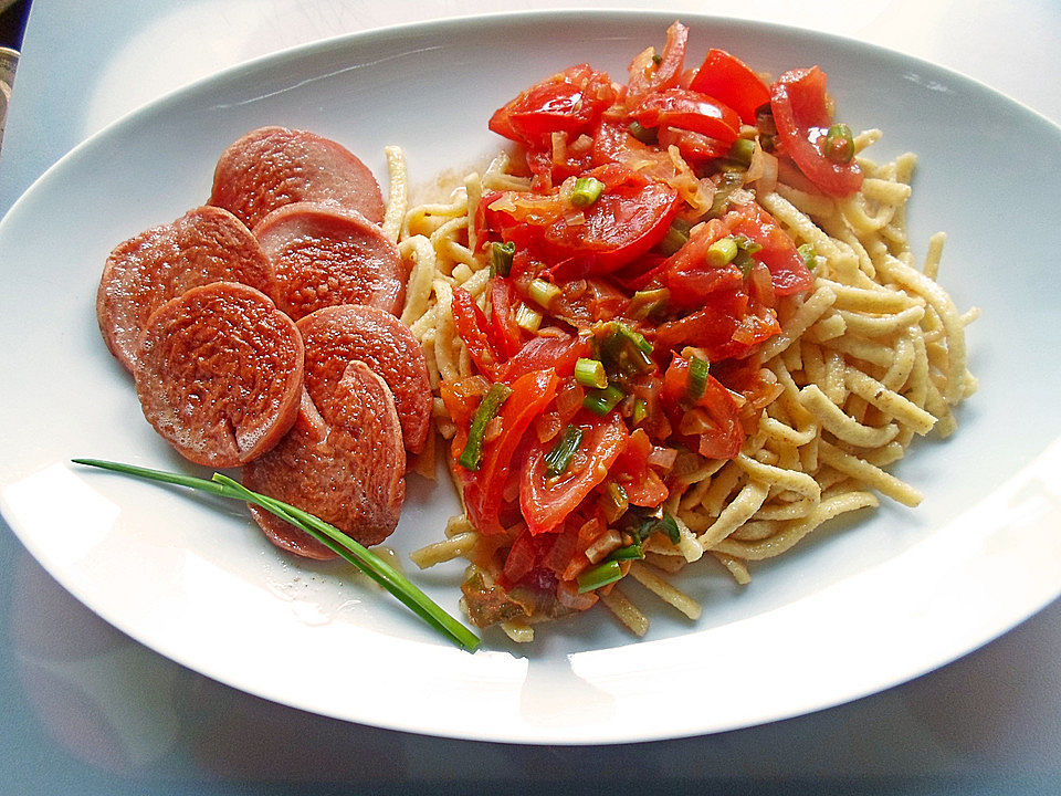 Spaghetti mit gebratener Geflügelwurst, Ei und Zwiebel von Sotman| Chefkoch