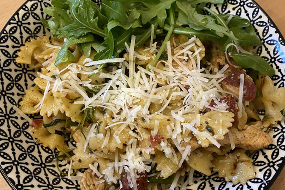 Penne mit Spargel, Rucola, Hähnchen und Tomaten