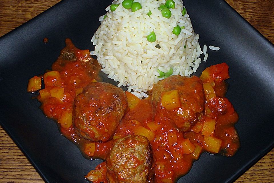 Hackklößchen in Paprikasauce mit Risi-Bisi