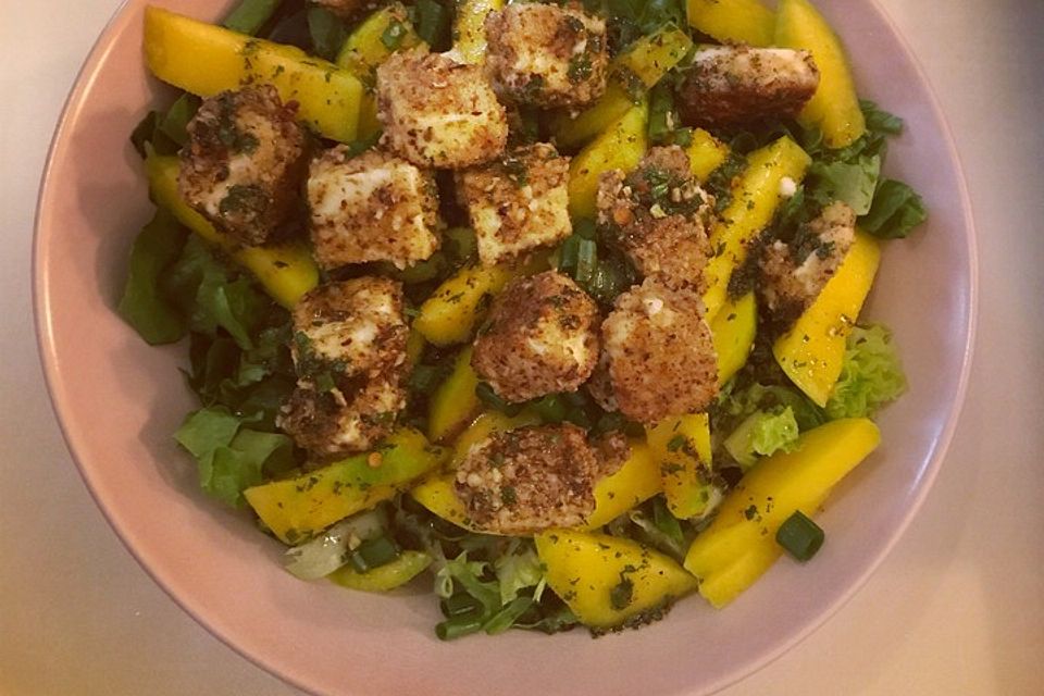 Blattsalat mit Mango und Schafskäse