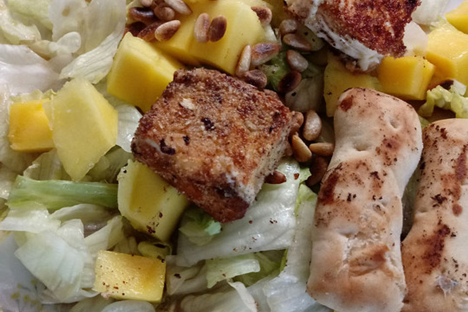 Blattsalat mit Mango und Schafskäse