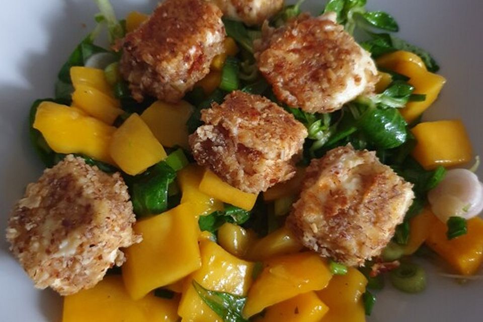 Blattsalat mit Mango und Schafskäse