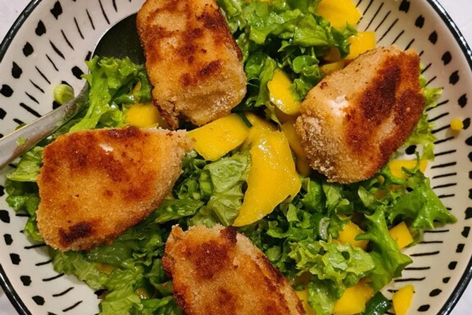 Blattsalat mit Mango und Schafskäse