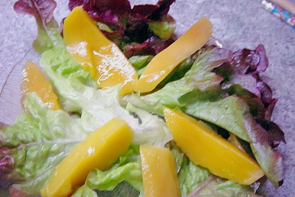 Blattsalat mit Mango und Schafskäse