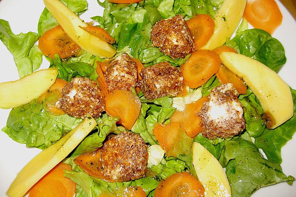 Blattsalat mit Mango und Schafskäse