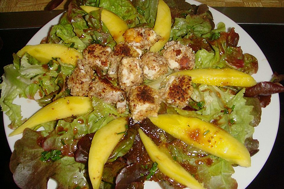 Blattsalat mit Mango und Schafskäse