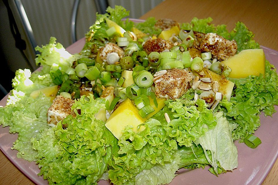 Blattsalat mit Mango und Schafskäse