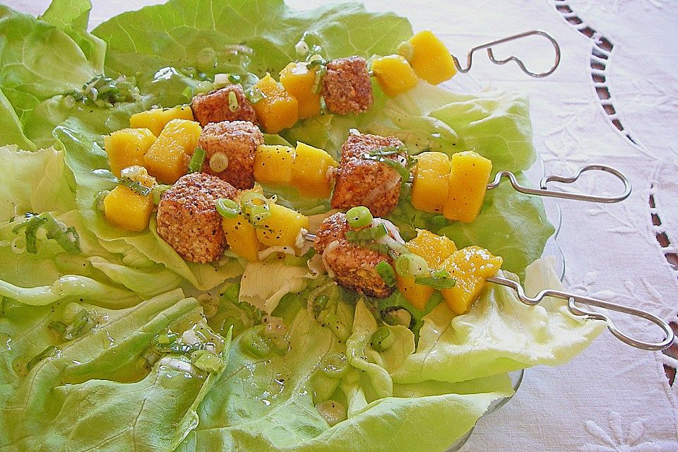 Blattsalat mit Mango und Schafskäse