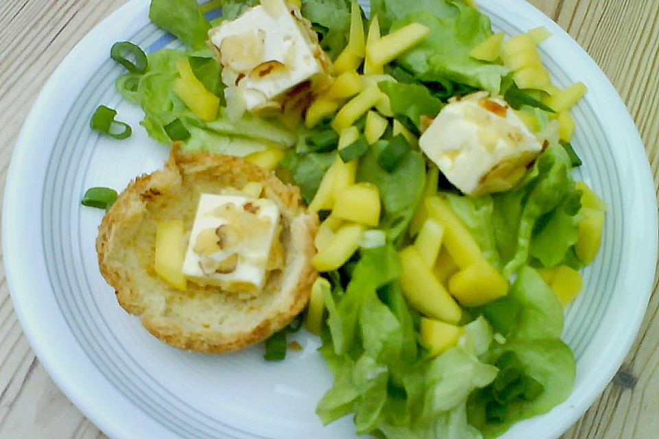 Blattsalat mit Mango und Schafskäse