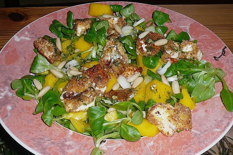 Blattsalat mit Mango und Schafskäse