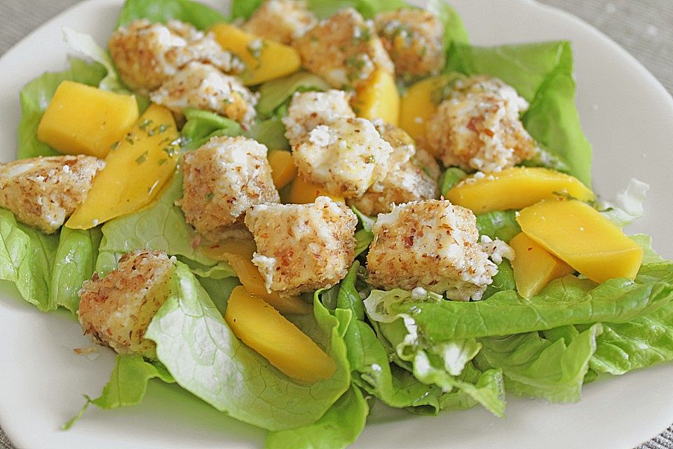 Blattsalat mit Mango und Schafskäse