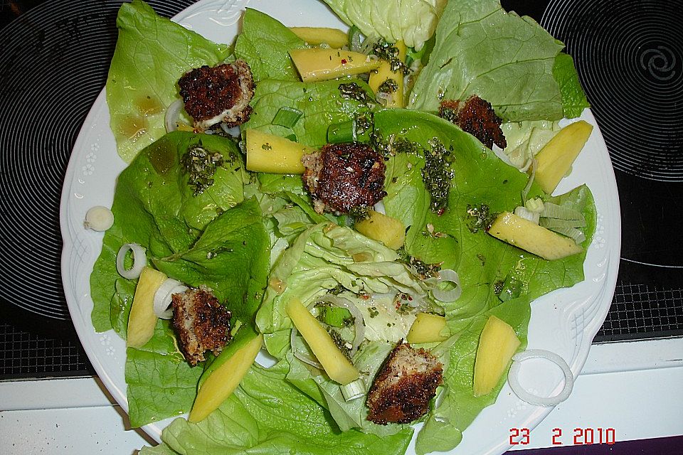 Blattsalat mit Mango und Schafskäse