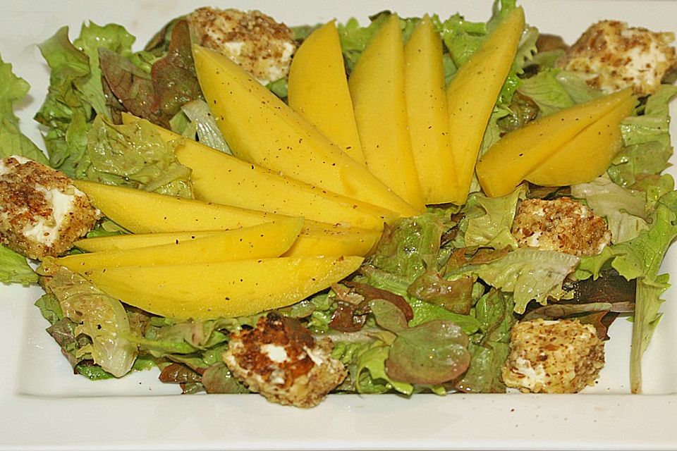 Blattsalat mit Mango und Schafskäse