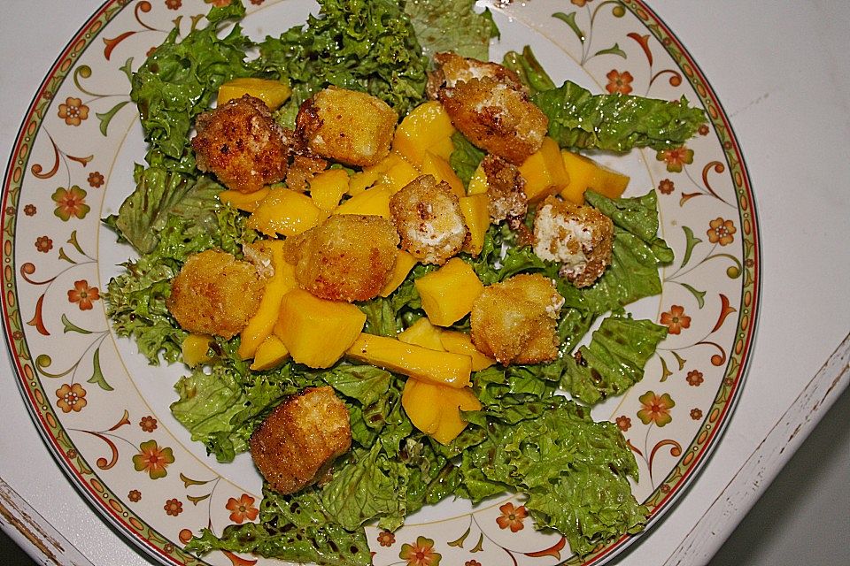 Blattsalat mit Mango und Schafskäse