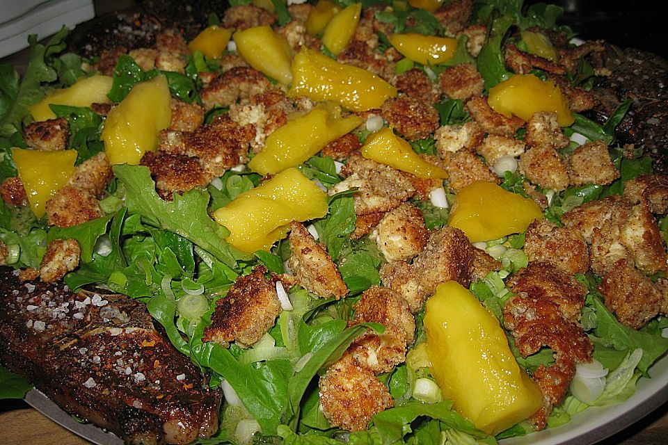 Blattsalat mit Mango und Schafskäse