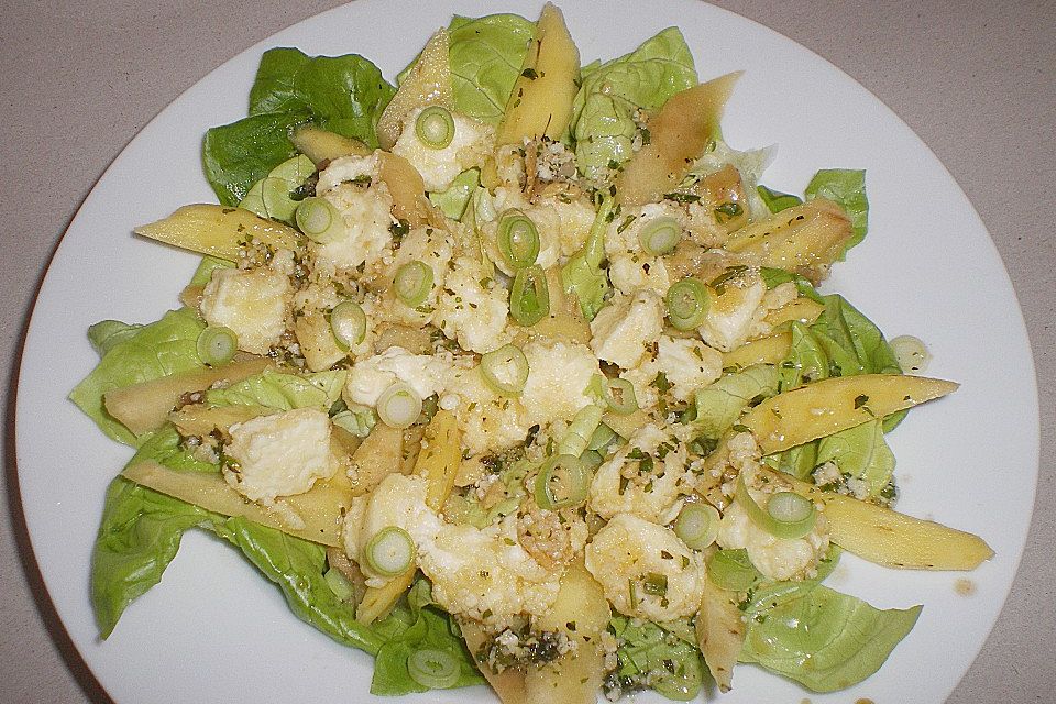 Blattsalat mit Mango und Schafskäse