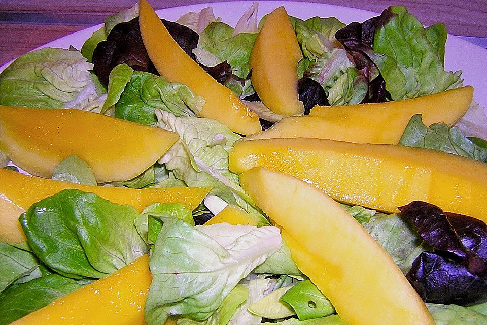 Blattsalat mit Mango und Schafskäse