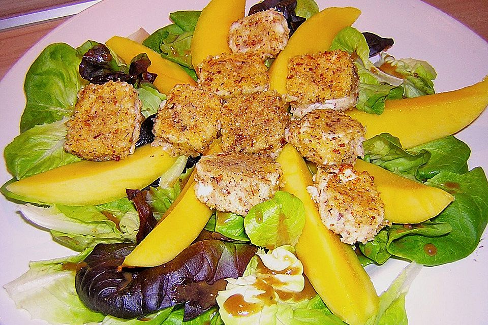 Blattsalat mit Mango und Schafskäse