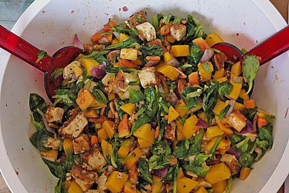 Blattsalat mit Mango und Schafskäse