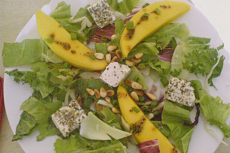 Blattsalat mit Mango und Schafskäse