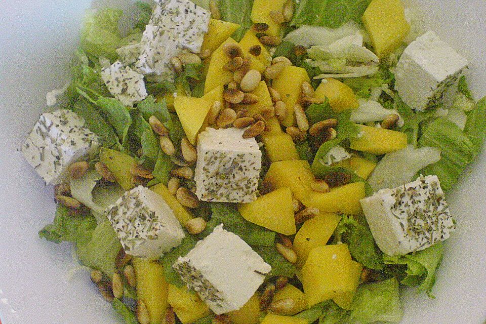 Blattsalat mit Mango und Schafskäse