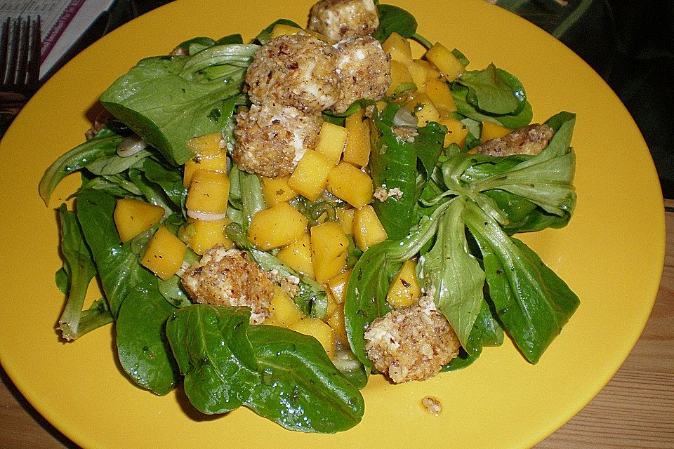 Blattsalat mit Mango und Schafskäse