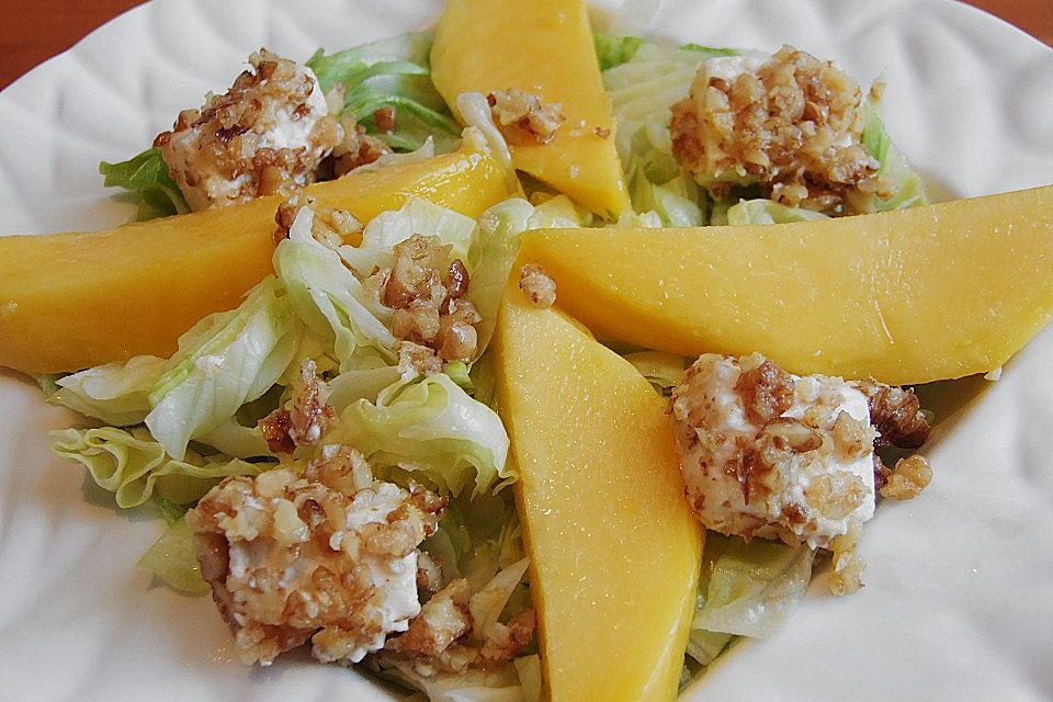 Blattsalat mit Mango und Schafskäse