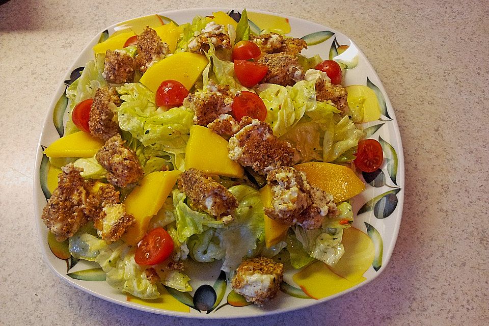 Blattsalat mit Mango und Schafskäse