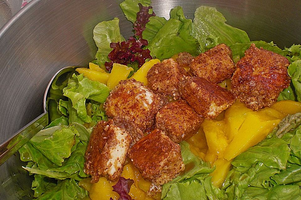 Blattsalat mit Mango und Schafskäse