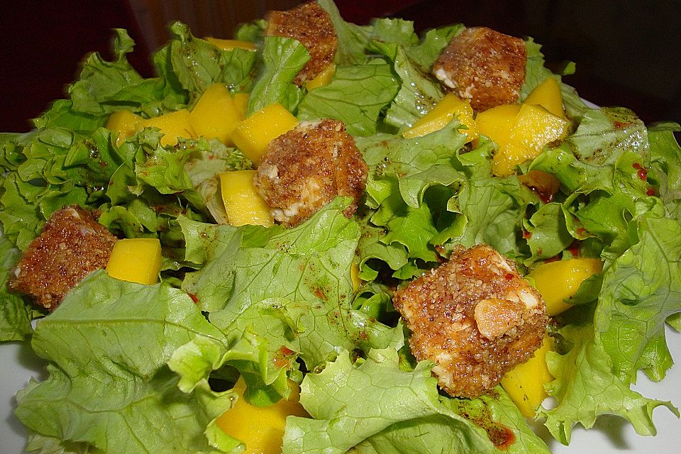 Blattsalat mit Mango und Schafskäse