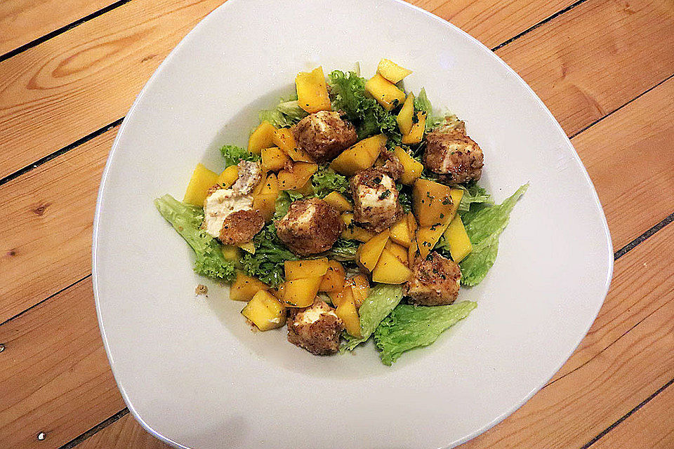 Blattsalat mit Mango und Schafskäse