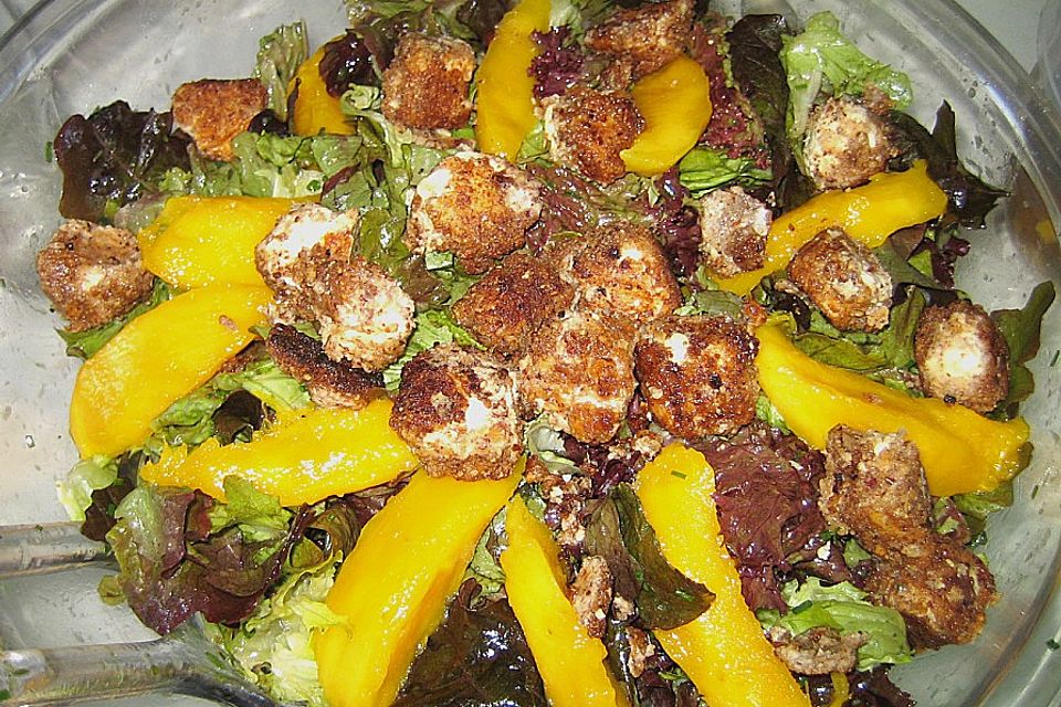 Blattsalat mit Mango und Schafskäse