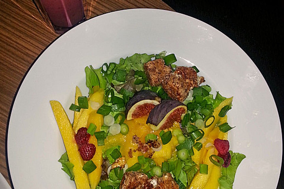 Blattsalat mit Mango und Schafskäse