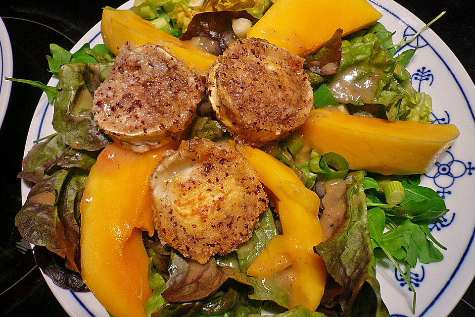 Blattsalat mit Mango und Schafskäse