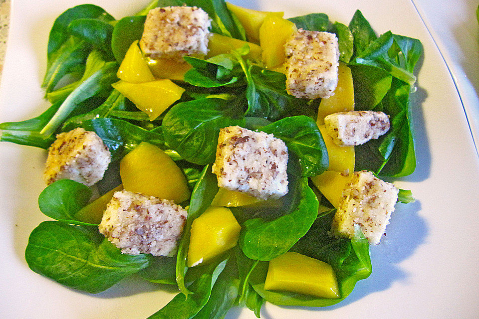 Blattsalat mit Mango und Schafskäse