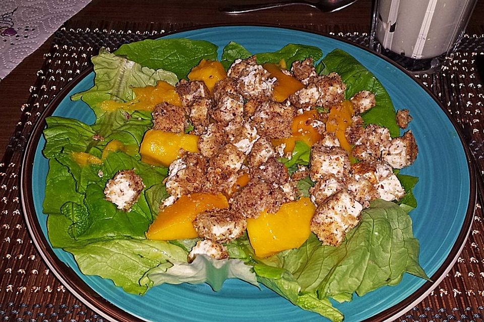 Blattsalat mit Mango und Schafskäse