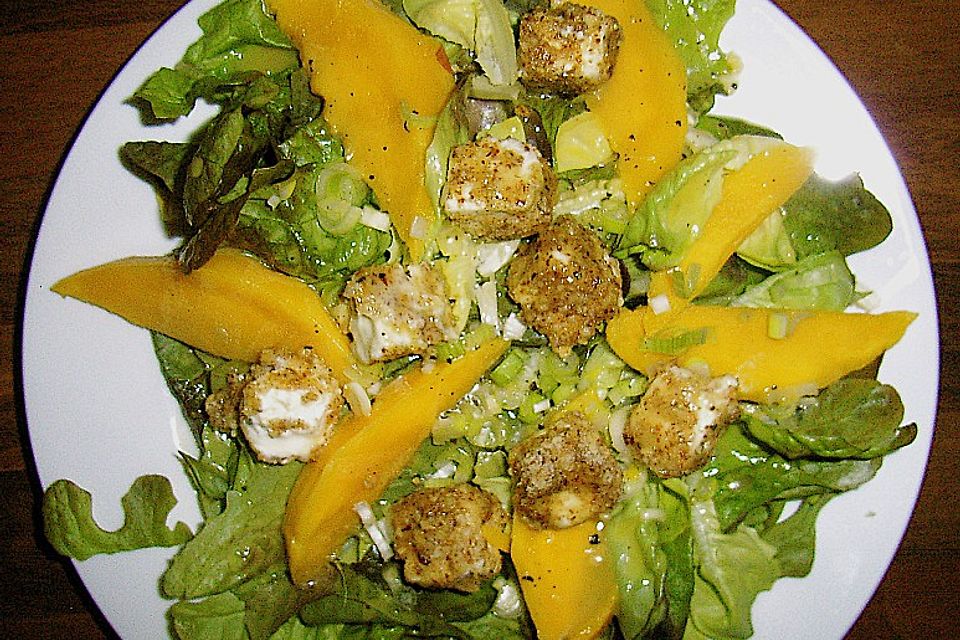 Blattsalat mit Mango und Schafskäse