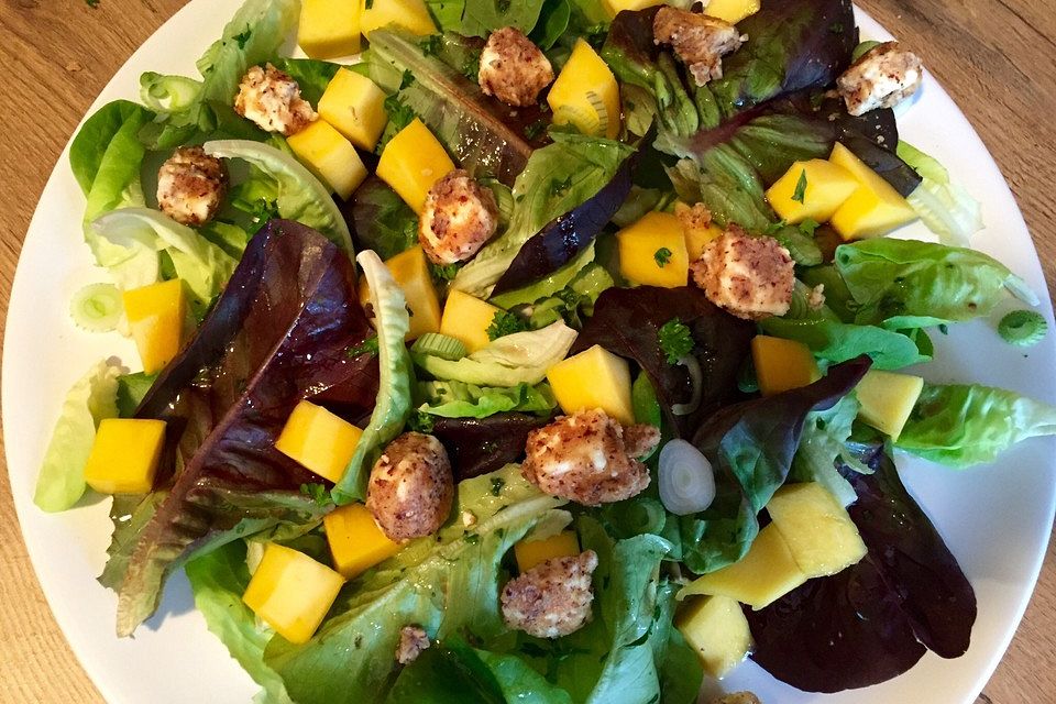 Blattsalat mit Mango und Schafskäse