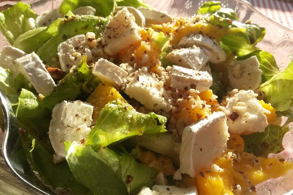 Blattsalat mit Mango und Schafskäse